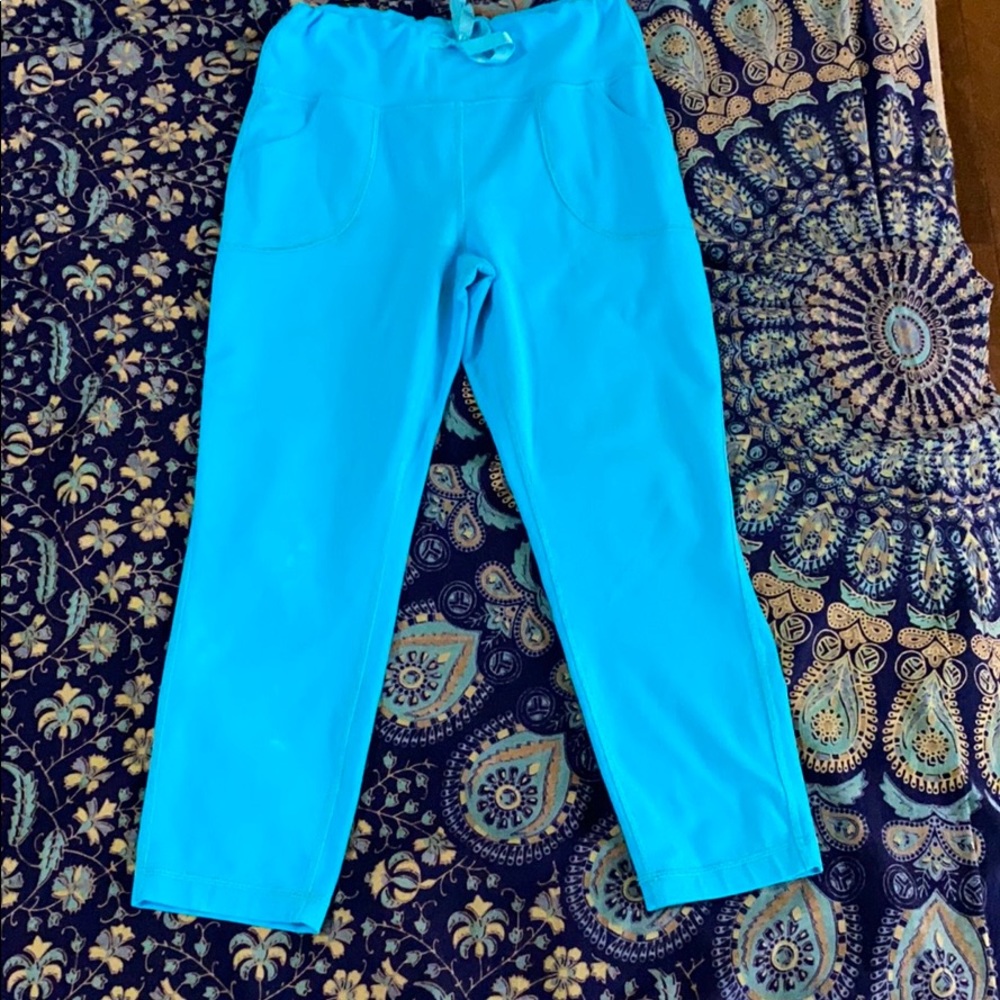 Lululemon relaxed fit cropped leggings.